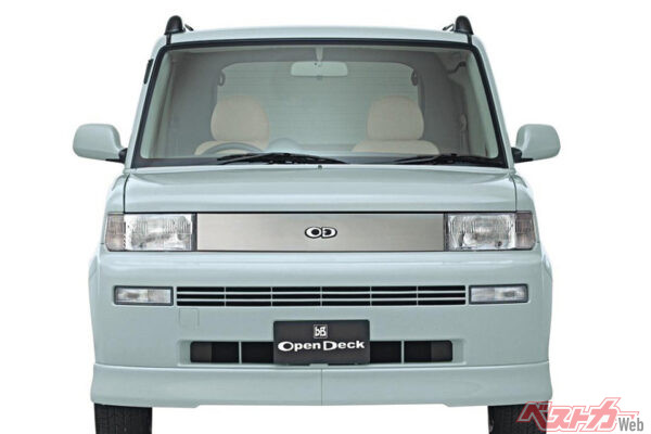 トヨタ bB オープンデッキ。初代bBの1.5L車のボディ後半を改変し、ピックアップトラックスタイル＋観音開きのドアに。実にマニア心をくすぐりそうだ