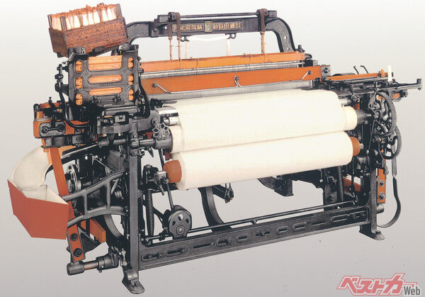 1925年に完成し特許を取得した無停止杼換式豊田自動織機(G型)。こちらを製造するために設立されたのが株式会社豊田自動織機製作所だ
