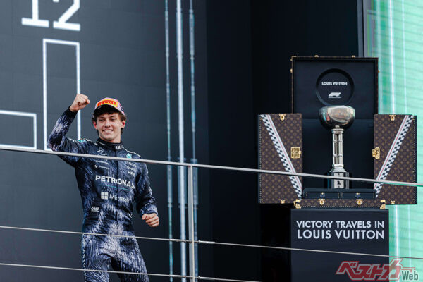 優勝したメルセデスAMGのキミ・アントネッリとルイ・ヴィトン製トロフィートランクのツーショット
