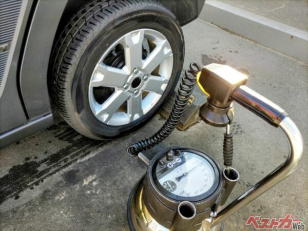 タイヤの空気は正常なタイヤでも徐々に減るもの。定期的にチェックし、指定空気圧を維持しよう