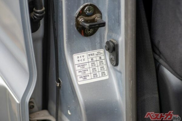 国産車は運転席側のドアを開けた場所に指定空気圧のステッカーが貼られている