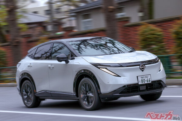 2026年2月にマイナーチェンジを受けた日産 アリア。岡本幸一郎氏がフルモデルチェンジを受けた日産 リーフと乗り比べた