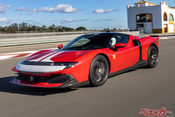 フェラーリ 849テスタロッサ。赤い車体色の試乗車は、よりレーシーに仕上げられたフィオラノ仕様