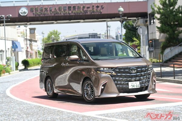 街中でも圧倒的なサイズ感。しかし、広い道でないと不安になってしまう面も
