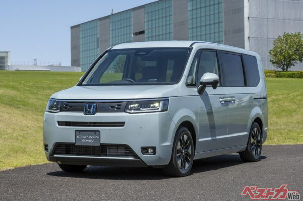 2022年にフルモデルチェンジで6代目となったステップワゴンは、2025年に「AIR EX」と「e:HEV SPADA PREMIUM LINE BLACK EDITION」を追加。写真はエアー EX
