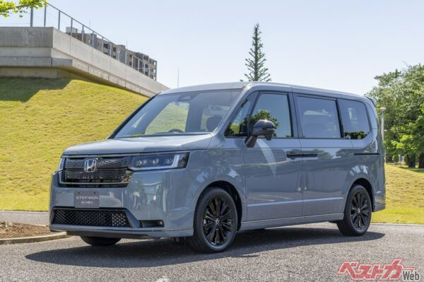 強めの印象を与える人気モデルのスパーダも無事続投。写真は「e:HEV SPADA PREMIUM LINE BLACK EDITION」