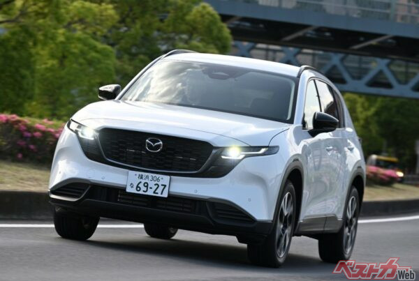 新型CX-5はディーゼルエンジンが廃止され、2.5Lマイルドハイブリッドと、2027年登場が予定されているフルハイブリッドのスカイアクティブZの2種類