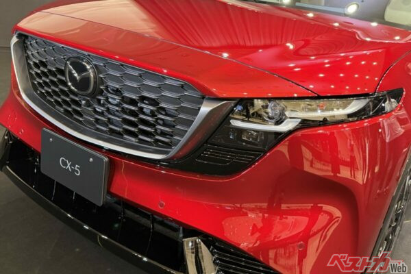 新型CX-5巨大画面でも前方視界よすぎ!!　最上級グレードの15.6インチでも先代同等の視界確保がスゴい