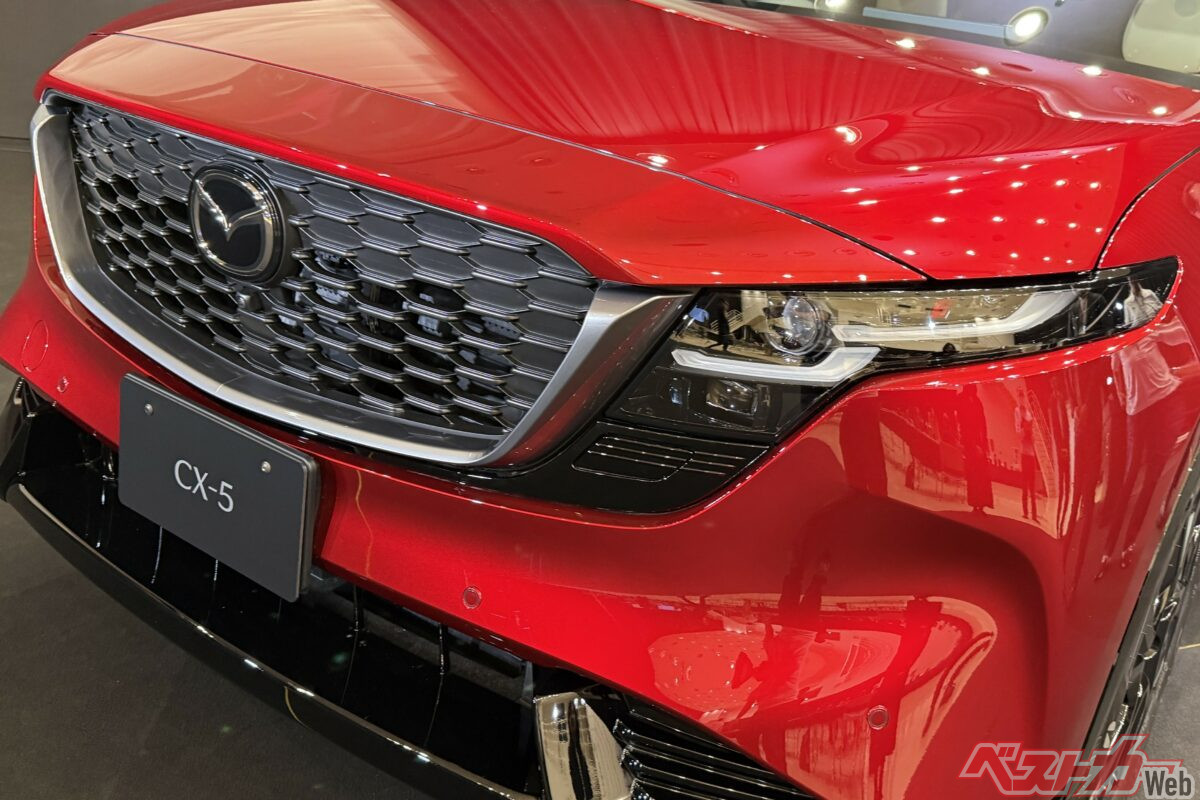 新型CX-5巨大画面でも前方視界よすぎ!! 最上級グレードの15.6インチ