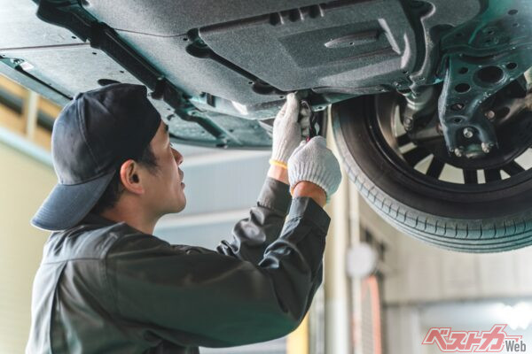 自動車整備士はクルマ社会に不可欠。待遇改善で人材増加に期待したい（buritora＠AdobeStock）