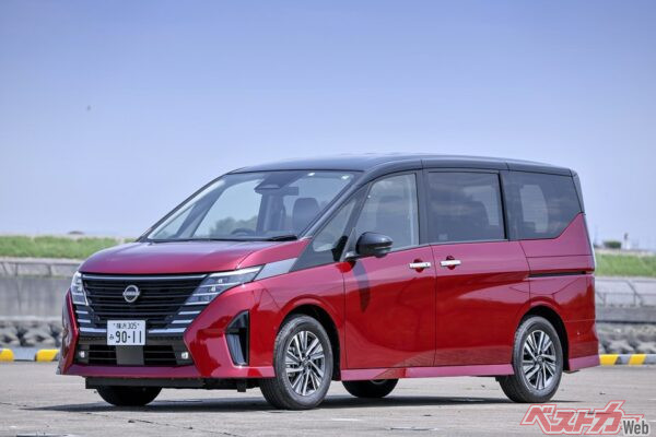 最上位グレード「e‑POWER LUXION(ルキシオン)」。見た目的にはハイウェイスターVと大きな違いはないが、7人乗りである