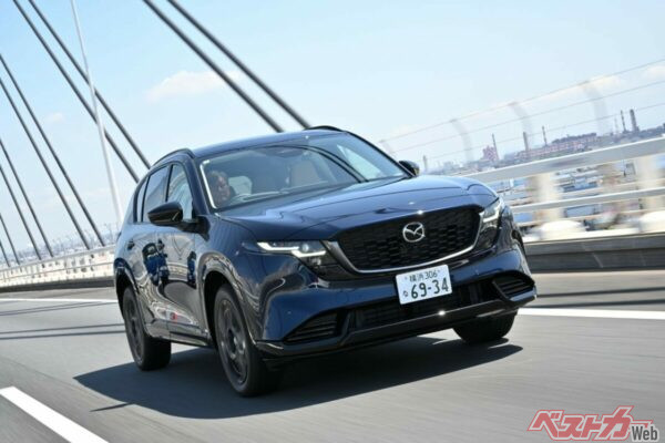 新型CX-5の評価は高い。ハンドルの操舵力を軽くし、走り出しは軽やか。足回りはダンパー減衰の初期応答を高めたうえ、バネレートを低めにすることで路面からの突き上げを抑えた乗り心地を実現