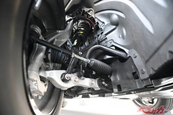 CX-60は2024年12月の一部改良で、電動パワステの制御、前後ダンパー減衰力、ナックル締結ポイント、リアサスのスプリング定数、バンプストッパー、クロスメンバーブッシュなど改良箇所は多岐にわたる。リアスタビライザーも全グレードで廃止