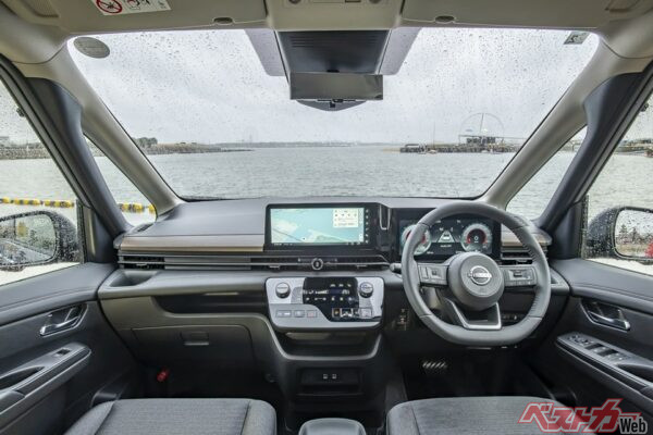セレナの運転席。快適さをとるならハイウェイスターVがオススメ