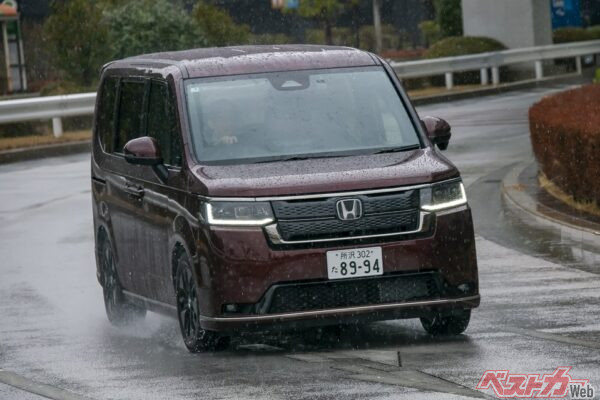 グリルの大きさが力強い印象ももたらすスパーダ
