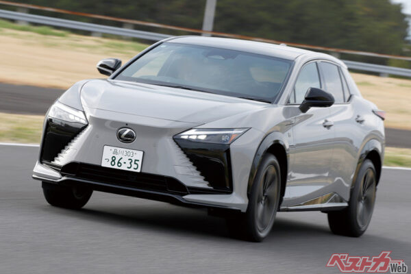 レクサス RZ550e F-SPORT（価格＝950万円　※CEV補助金＝104万円）。試乗会に集まったクルマの中で最も高いパフォーマンスを見せるが評価は？