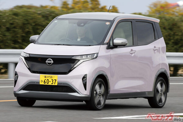 日産 サクラG(価格=308万2200円 ※CEV補助金=58万円)。20kWhのバッテリーを搭載した軽乗用BEV