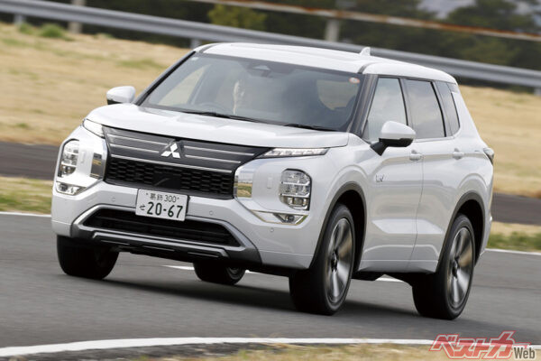 三菱 アウトランダーPHEV P Executive Package（価格＝634万4800円　※CEV補助金＝84万円）。2025年のPHEVカテゴリーで1位を獲得し、評価も高い