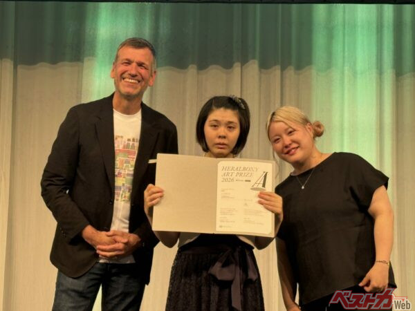 中央がYuinaさん。トヨタのサイモン・ハンフリーズ氏（右）とYuinaさんをサポートする坂上さん（左）