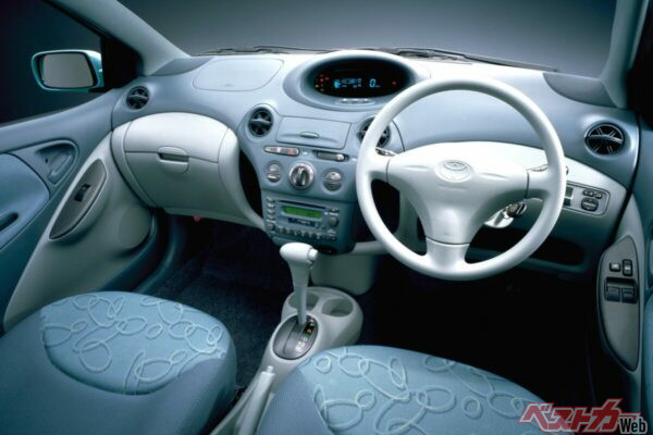 非常にシンプルなヴィッツの運転席。センターメーターはアナログ式のものもあった