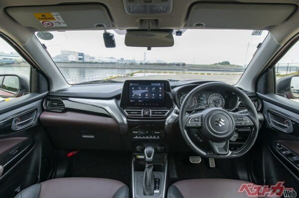 フロンクスの運転席。安全機能も盛り沢山だ