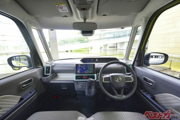 タントの運転席。Aピラーを補足することで視界もひらけている