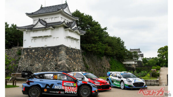 左からヒョンデ、トヨタ、フォードのワークスマシンが名古屋城に集結した