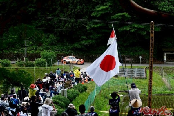 初日から多くのファンが詰めかけ応援した。写真はWRC2のトップ、カチョンのGRヤリス ラリー2