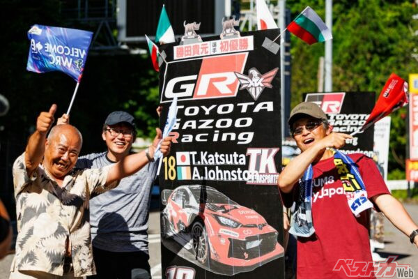 沿道では大応援団が続々と駆けつけた。初優勝を祝う立て看板も登場しているぞ。やっぱりラリーはこれがたまらない