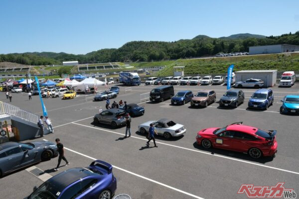 車両も多種多様。カスタマイズの相談などもたくさんできるぞ