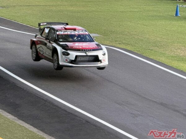 ランチア・イプシロン・ラリー2HFインテグラーレに乗るグリアジンがWRC2のトップ