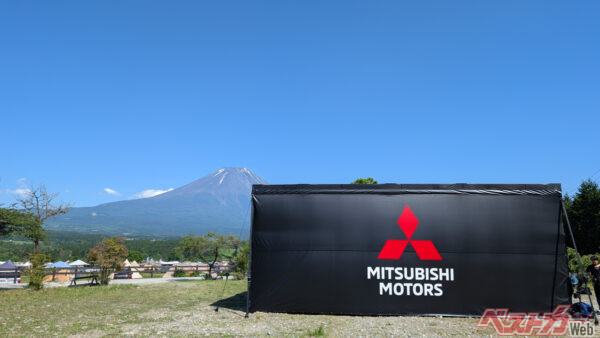 スターキャンプ会場の一角（北西）に設置された謎の黒い箱。この中に…新型パジェロが……？？