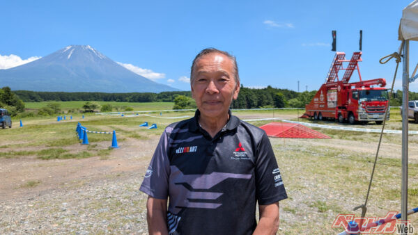 スターキャンプ2026会場で緊急キャッチしたチーム三菱・総監督の増岡浩氏。まさに「パジェロのすべてを知る男」。新型パジェロの開発にも関わっているはずだが、今回は純粋に「思い入れ」と「期待」を語っていただいた。うう……もっと聞きたい……正式発表されたらじっくり話をお聞かせください