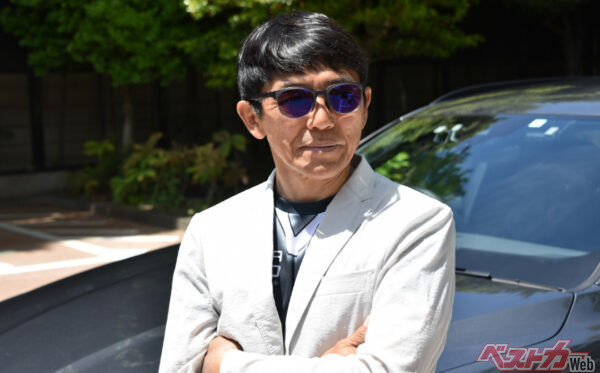 SWANS 「ドライビングサングラス」の製作を監修した山野哲也さん。「注意喚起の黄色や赤色が自然と目に飛び込んできますね」と語る(※画像は2025年販売のデイリーユースモデルER-2)