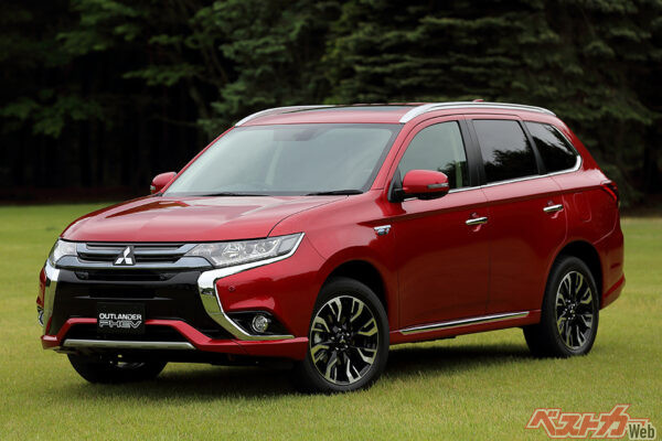 三菱 アウトランダーPHEV（2代目・2012年登場）。2015年にフロントマスクを一新し、2018年にもエンジンを2.4Lに排気量アップするなどプラグインハイブリッドシステムを大幅改良