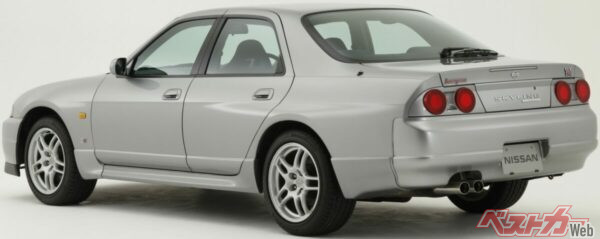 一見すると普通の4ドアセダンだが、中身はGT-Rそのもので、車両の前後にはGT-Rエンブレムを装着。羊の皮を被った狼的な要素に惹かれるクルマ好きにはたまらないモデルだった