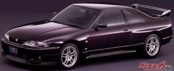 R32の大成功の影に隠れがちだが、完成度の高さでは高く評価されるR33スカイラインGT-R。4ドアGT-Rは、このモデルをベースに誕生した