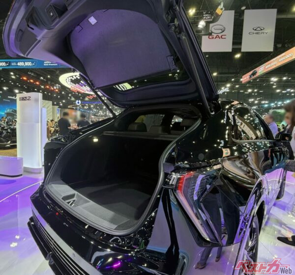 バンコク国際モーターショー2026で確認したホンダ「e:NS2」の荷室まわり。巨大なリアハッチを開くと、広大な荷室スペースが現れる