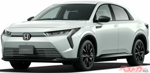 新型インサイト。ボディサイズは全長4785mm×全幅1838mmで、車高を少し上げた大型ハッチバックといった雰囲気だ
