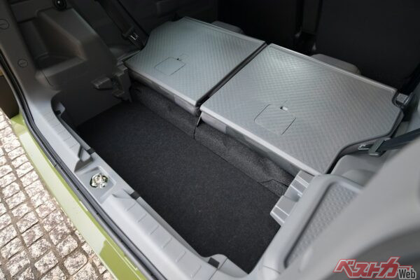 荷室の使い勝手の良さはピカイチ! フレキシブルボードによって深さも2段階になる