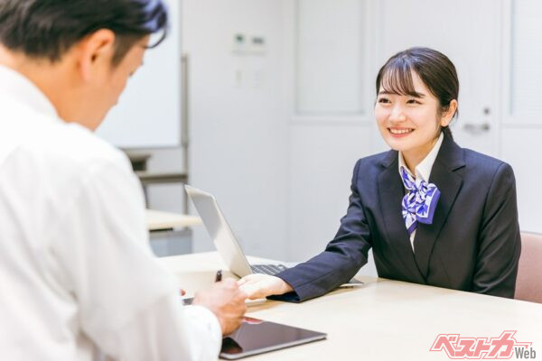 手続きや審査が面倒に思われがちな銀行ローンも実は、お手軽な場合も（buritora@Adobe Stock）