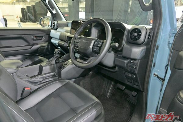 運転支援は最近のクルマにしては少なめ。しかし、それがむしろランクルの安全性を高めている