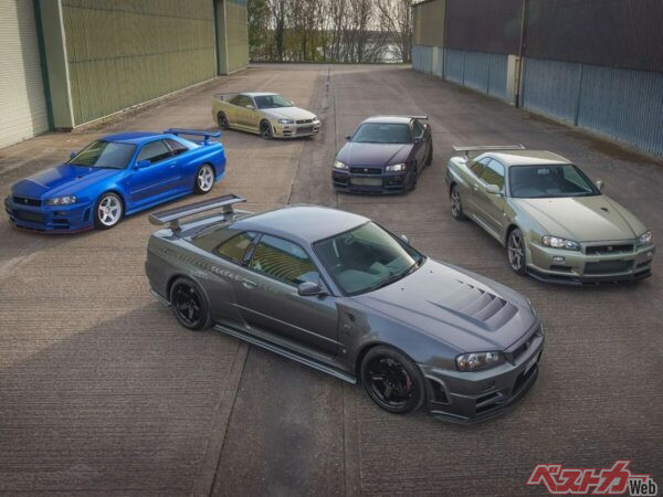 GT-R CRS by NISMO（中央）やGT-R V-Spec II NISMO S-Tune（左）といったR34型GT-Rのレアモデルが同時に登場したオークション。当然、ファンの間では大きな話題に。