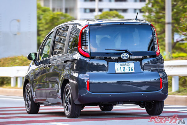 最小回転半径が5.0mと小さく、Uターンや狭い駐車場での切り返しがスムーズ