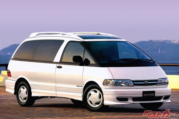 初代トヨタ エスティマ(日本販売期間:1990年~2000年)。スタイリッシュなデザインが注目を集めた