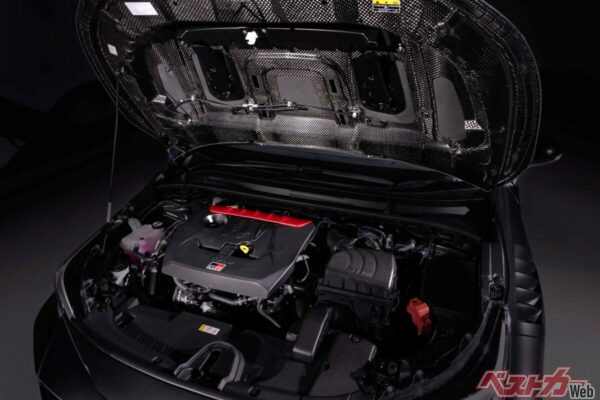 カーボン製エンジンフードの下には304ps/415Nmを発生する1.6L直列3気筒ターボを搭載している