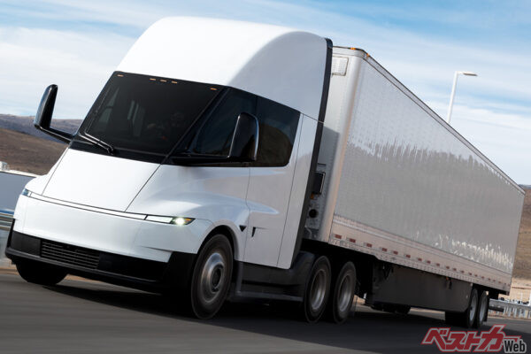 テスラ「巨大EVトラック」に追い風到来!? 航続800km「セミ」が物流業界で再注目される理由