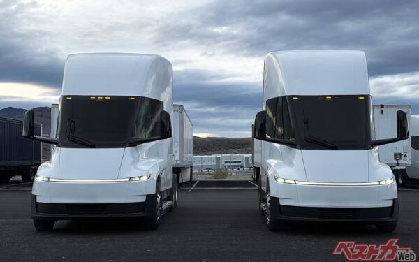 テスラの電動大型トラック「セミ」。新型はモデルYのような一文字ライトになった