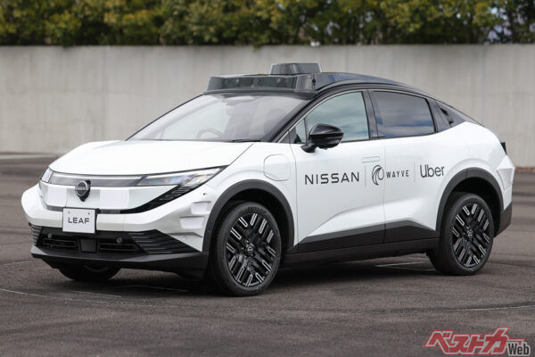 新型日産 リーフベースの無人タクシー車両。前後バンパーやルーフにセンサー類を備える