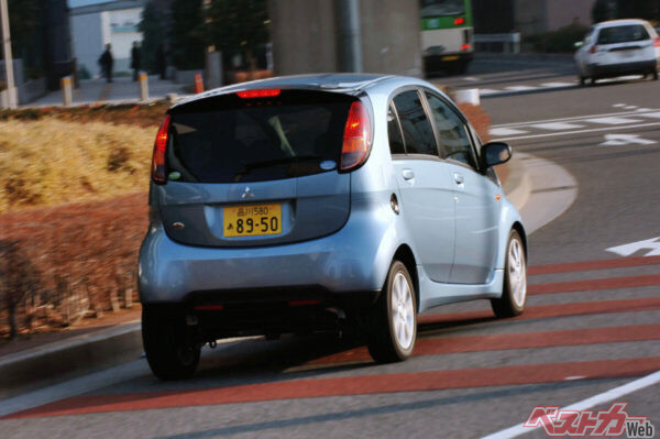 エンジンを後ろに追いやったことで、当時のコンパクトカーを超える2550mmのホイールベースを確保